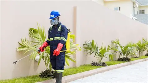 Técnico aplicando control de plagas